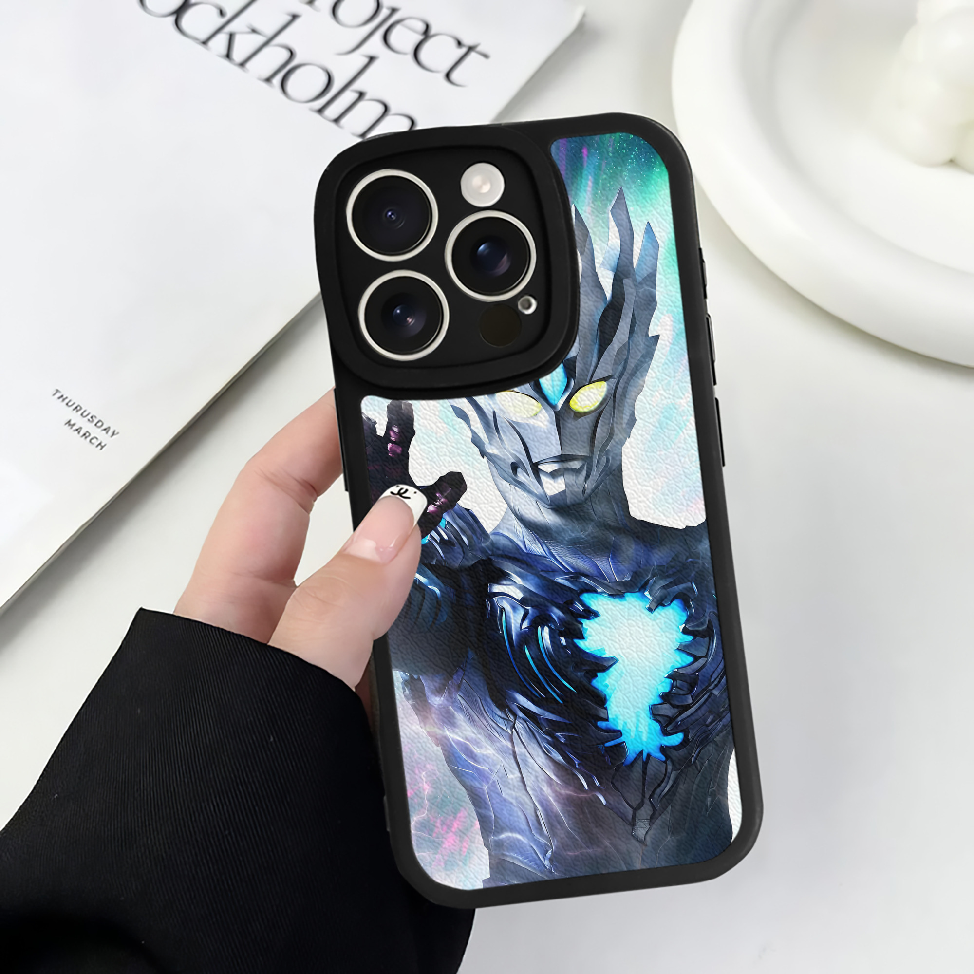 （画像用） ウルトラマン Ultraman 【iPhone 16シリーズ対応】シリコンスマホケース（レザー調） 材質：シリコン